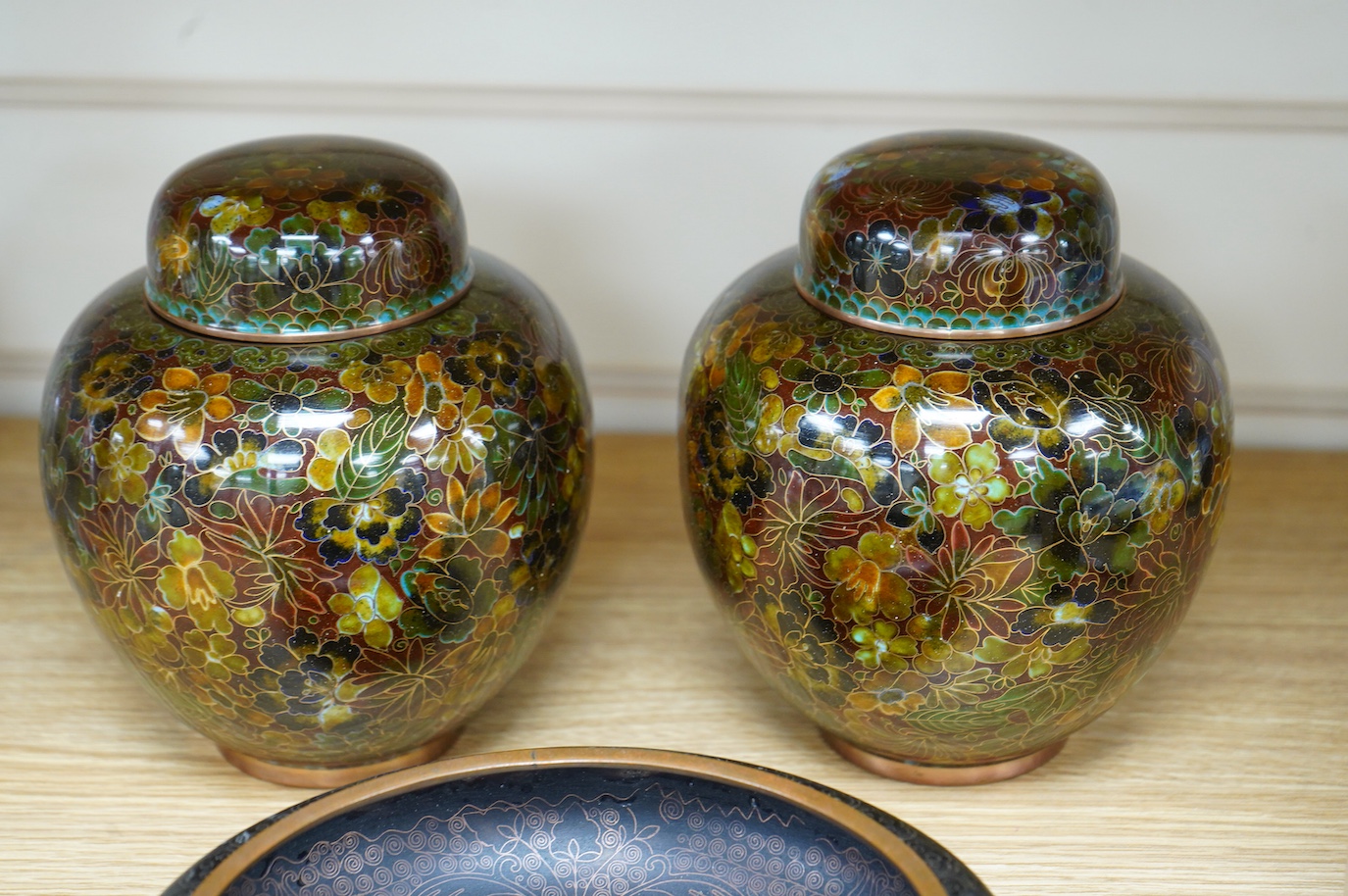 A pair of lidded Japanese cloisonné vases and a cloisonné dish, 20cm